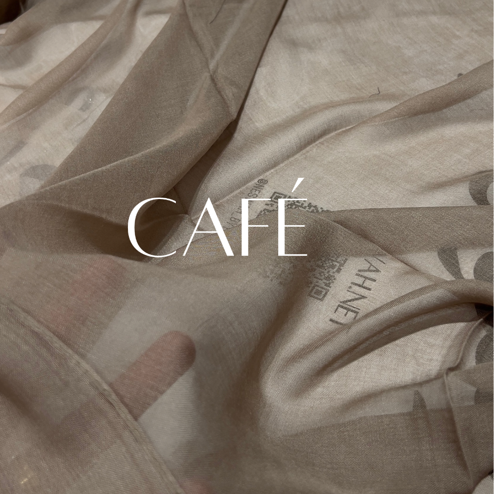 Kuwaiti Lady Mirror - Café