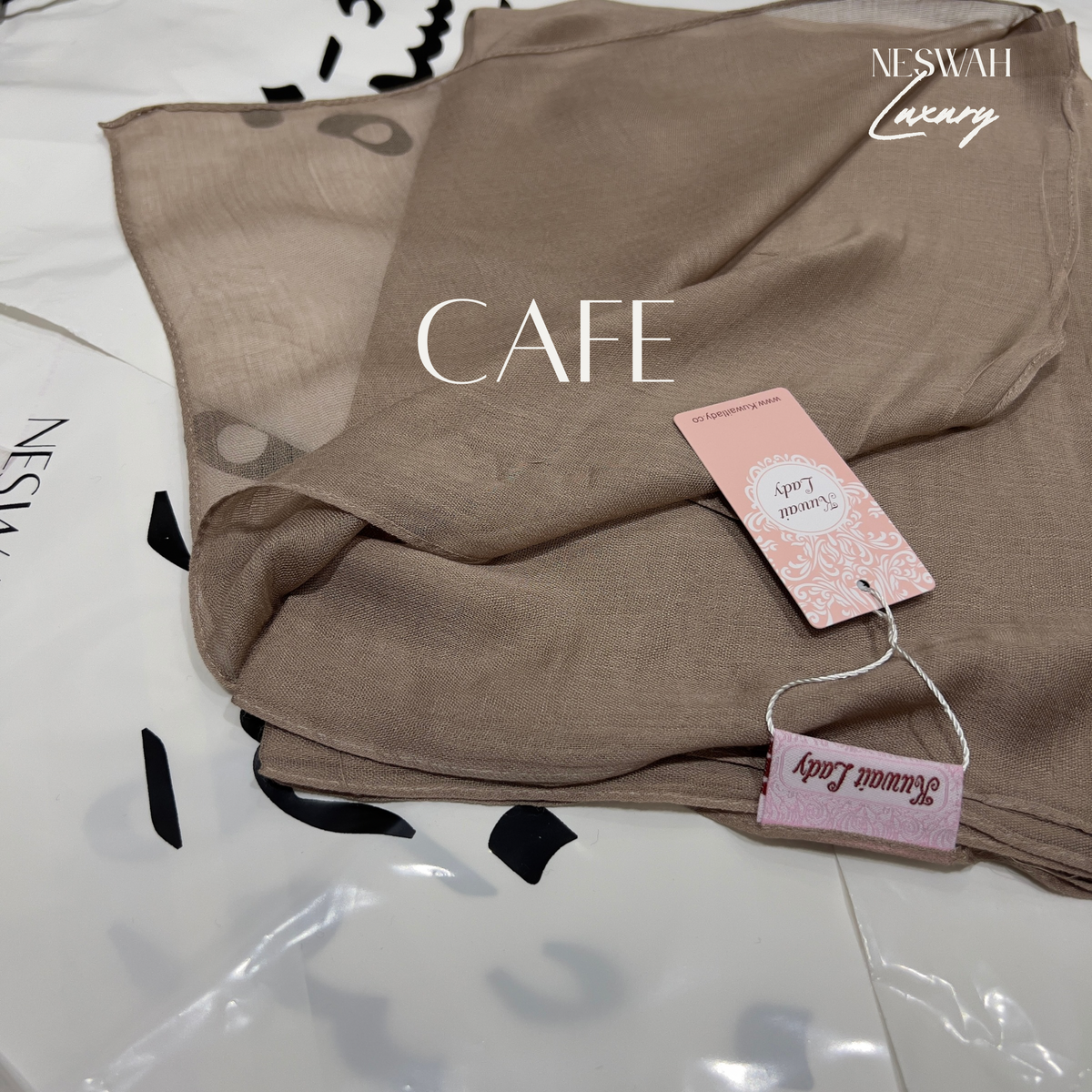 Kuwait lady cafe linen